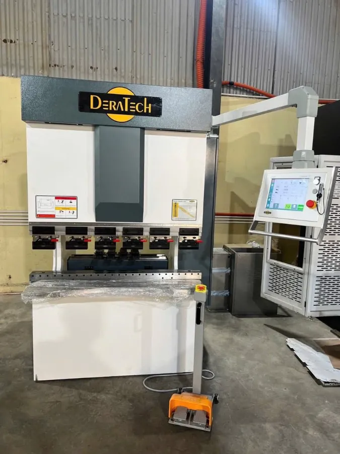 Bàn giao máy chấn CNC Deratech UBB-50/1650 – Giải pháp tối ưu cho xưởng nội thất kim loại