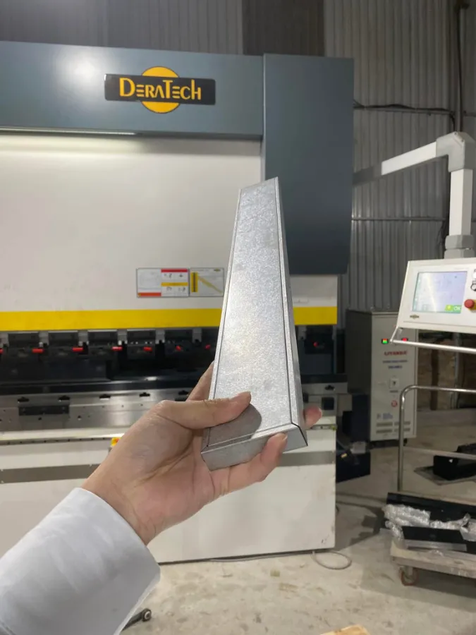 Bàn giao máy chấn CNC Deratech UBB-50/1650 – Giải pháp tối ưu cho xưởng nội thất kim loại