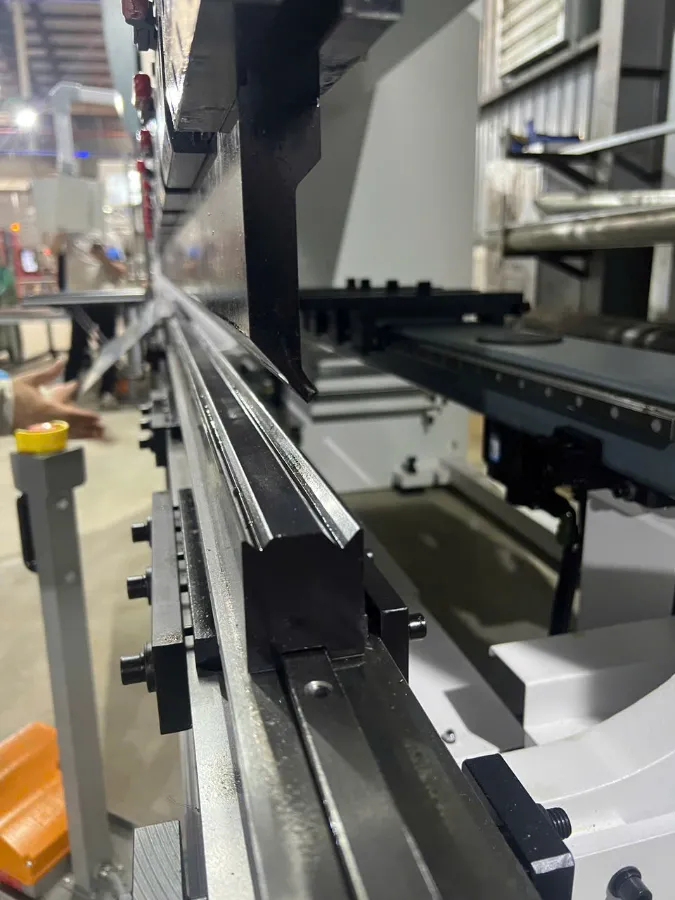 Bàn giao máy chấn CNC Deratech UBB-50/1650 – Giải pháp tối ưu cho xưởng nội thất kim loại