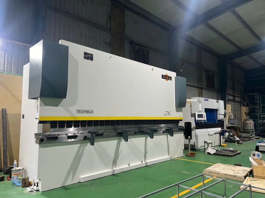 VNTECH TẬP KẾT MÁY CHẤN CNC DERATECH 300T/6100 – SẢN XUẤT HÀNG XUẤT KHẨU MỸ