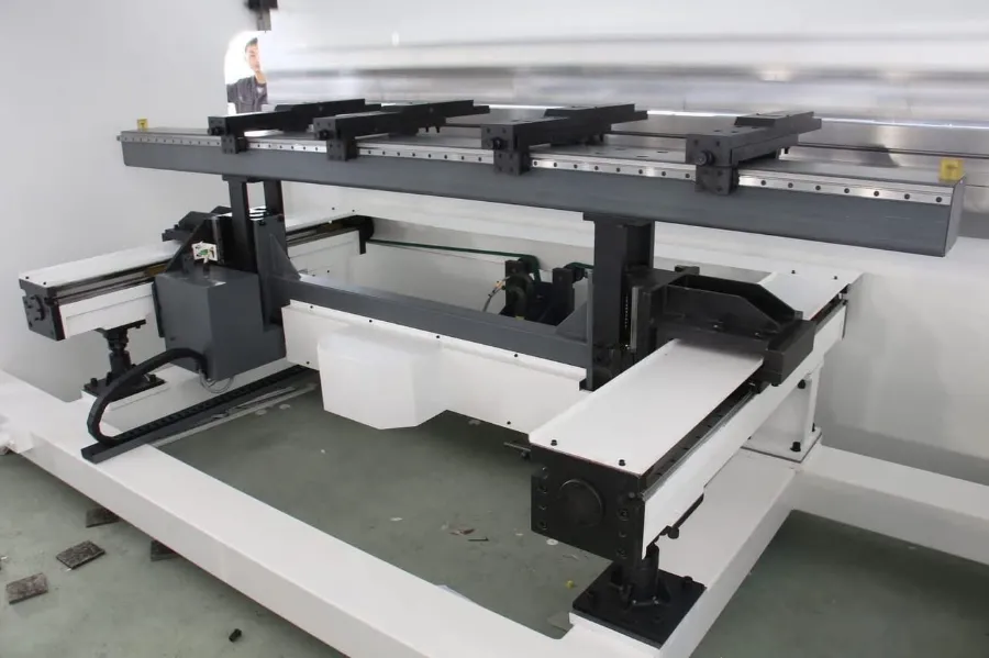 VNTECH TẬP KẾT MÁY CHẤN CNC DERATECH 300T/6100 – SẢN XUẤT HÀNG XUẤT KHẨU MỸ