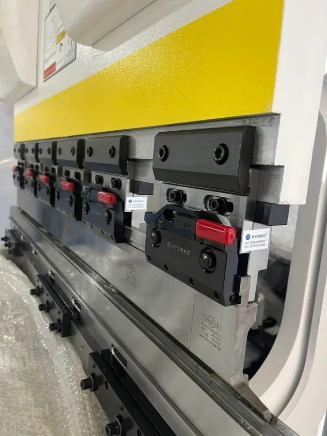 VNTECH TẬP KẾT MÁY CHẤN CNC DERATECH 300T/6100 – SẢN XUẤT HÀNG XUẤT KHẨU MỸ