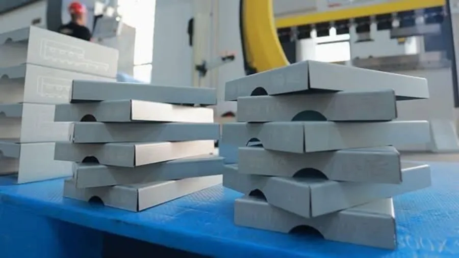Gia công tủ điều khiển – Tối ưu sản xuất với máy chấn Deratech