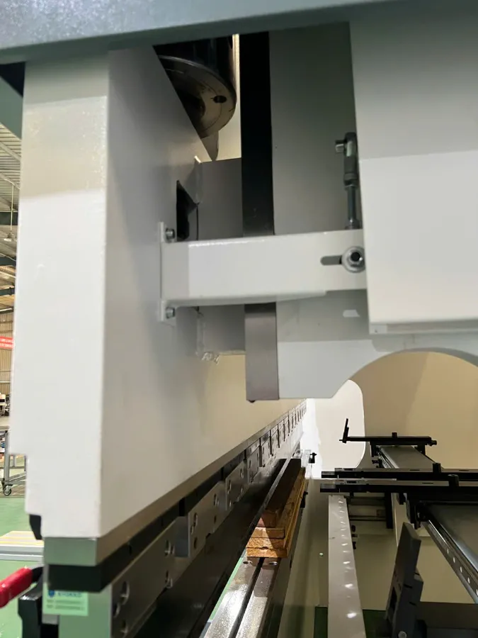 VNTECH bàn giao máy chấn Deratech TAM 170/3200 cho khách hàng 