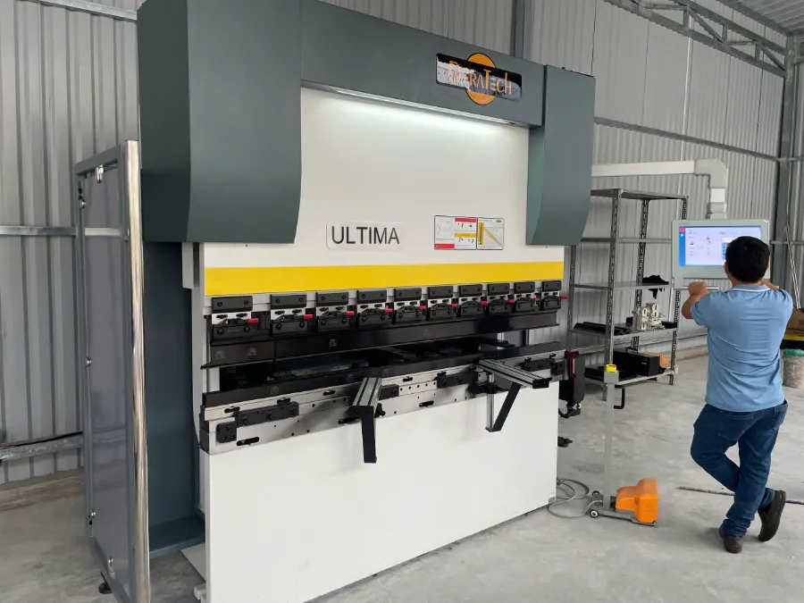 Máy chấn CNC DERATECH – Bước tiến mới trong gia công kim loại hiện đại