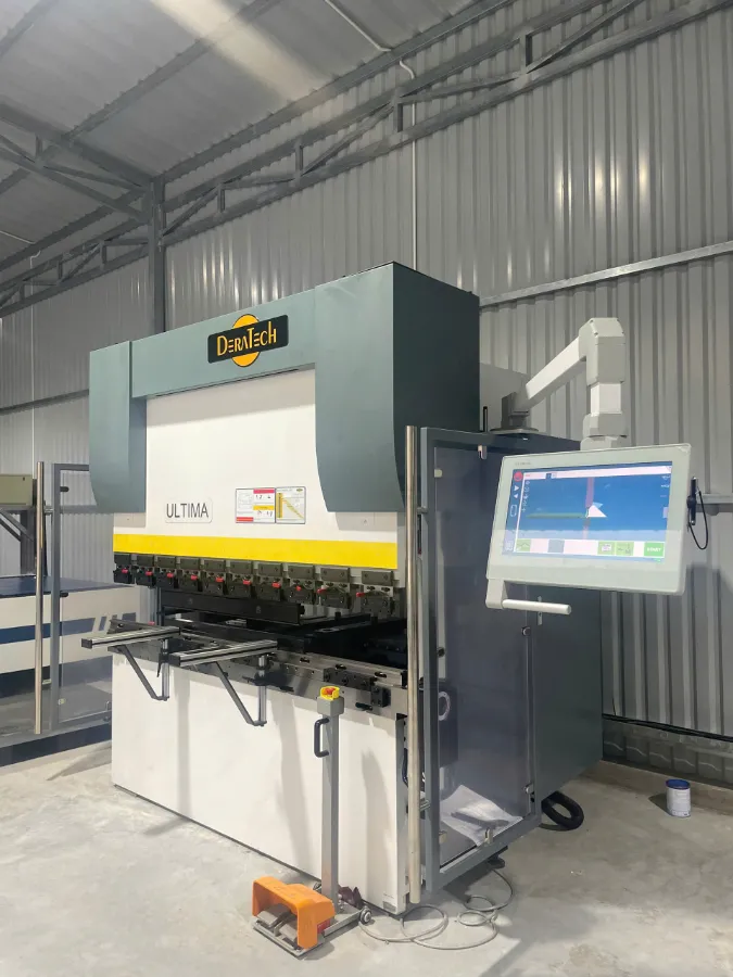 Máy chấn CNC DERATECH – Bước tiến mới trong gia công kim loại hiện đại