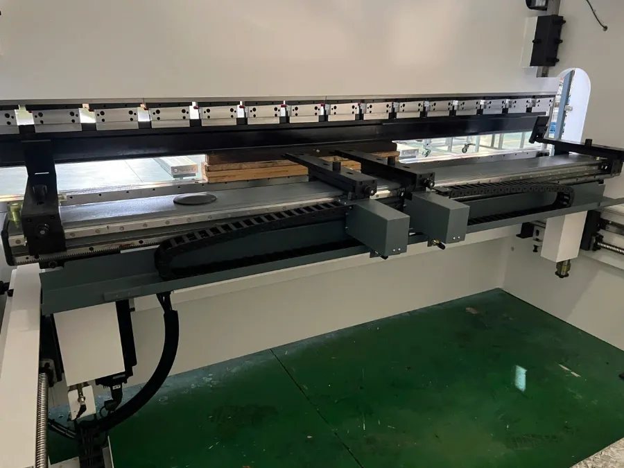 VNTECH bàn giao máy chấn Deratech TAM 170/3200 cho khách hàng 