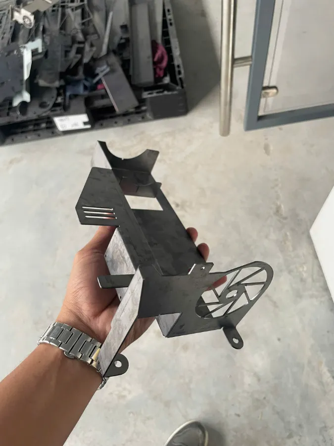 Máy chấn CNC DERATECH – Bước tiến mới trong gia công kim loại hiện đại