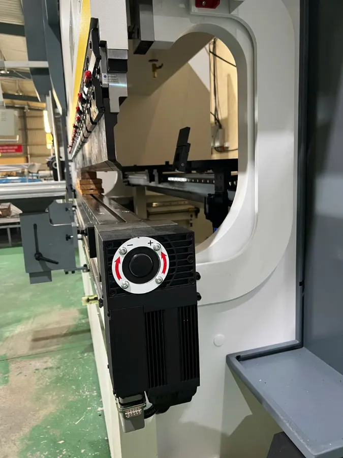 VNTECH bàn giao máy chấn Deratech TAM 170/3200 cho khách hàng 