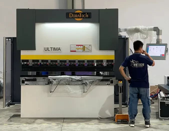 VNTECH BÀN GIAO MÁY CHẤN CNC DERATECH UBB-60/2050