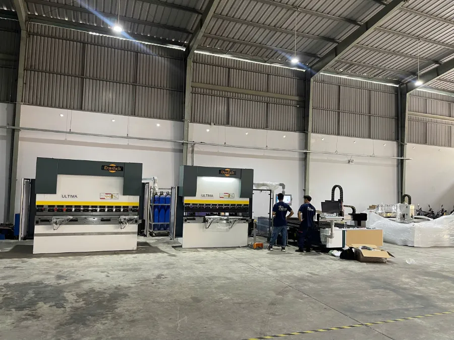 VNTECH BÀN GIAO MÁY CHẤN CNC DERATECH UBB-60/2050